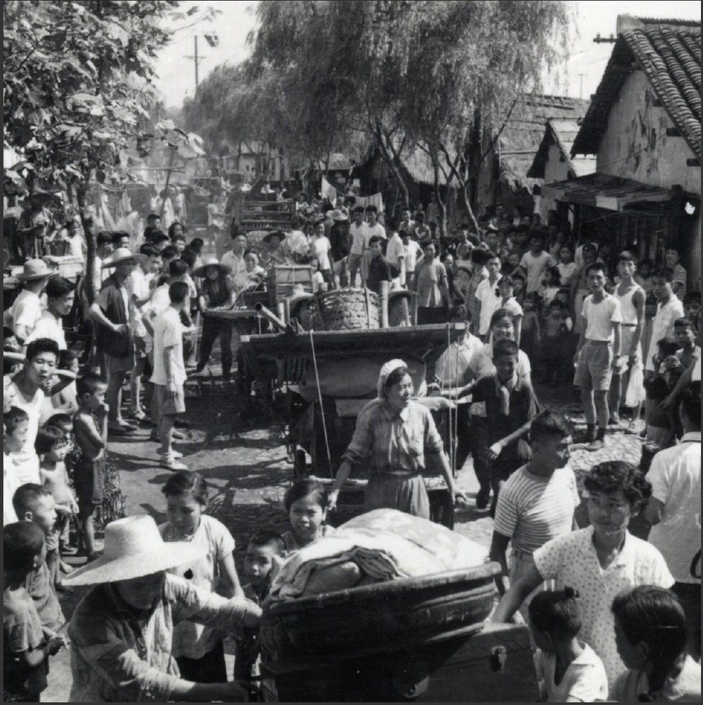 Fanguannong hutment residents, moving to new housing, 1962
